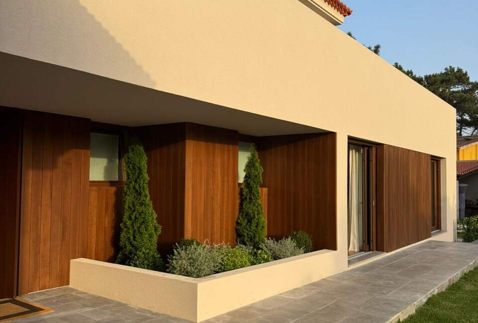 A Modern Villa with Garden Elegance - Colares, Portugal