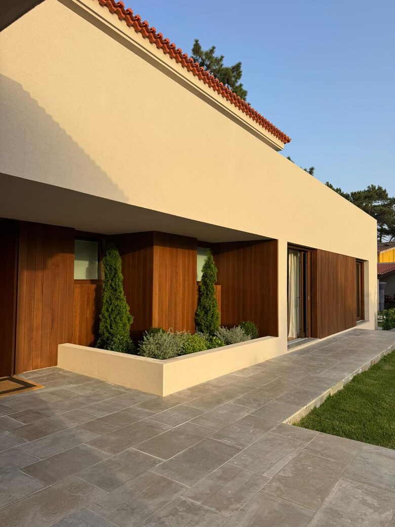 A Modern Villa with Garden Elegance - Colares, Portugal