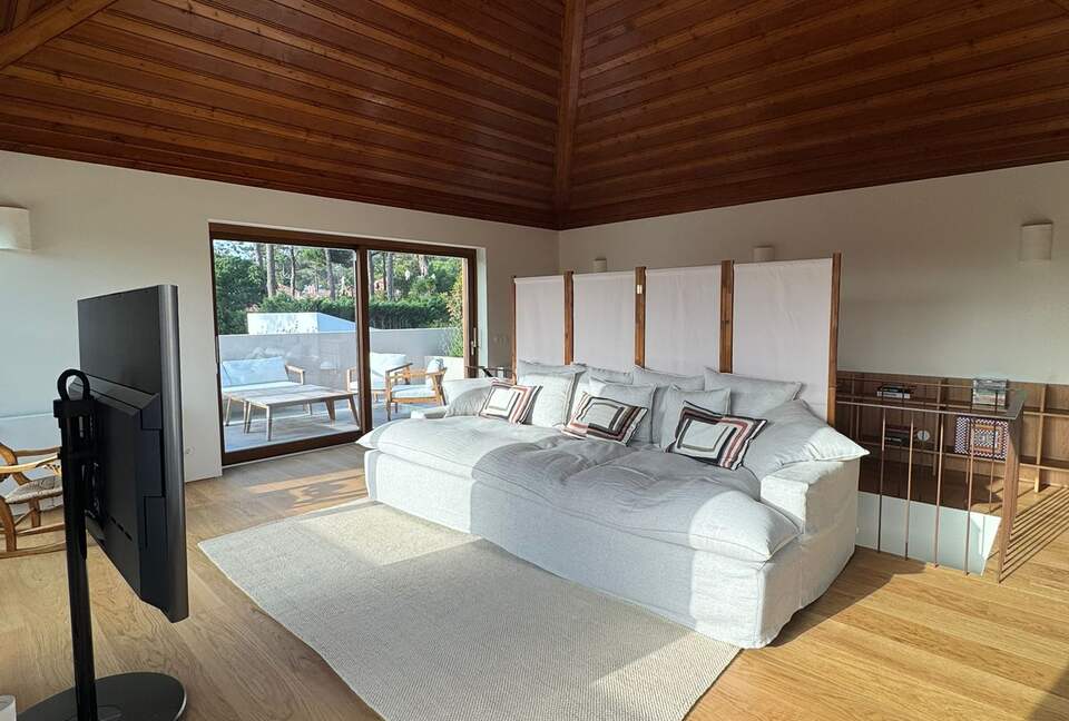 A Modern Villa with Garden Elegance - Colares, Portugal