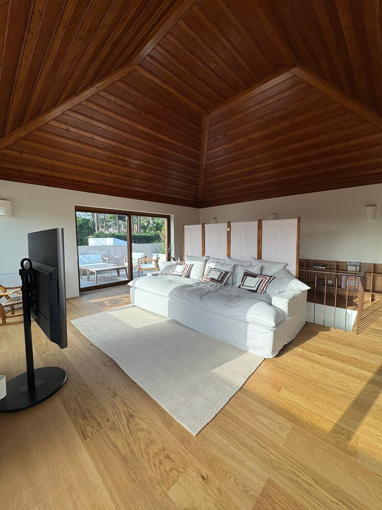 A Modern Villa with Garden Elegance - Colares, Portugal