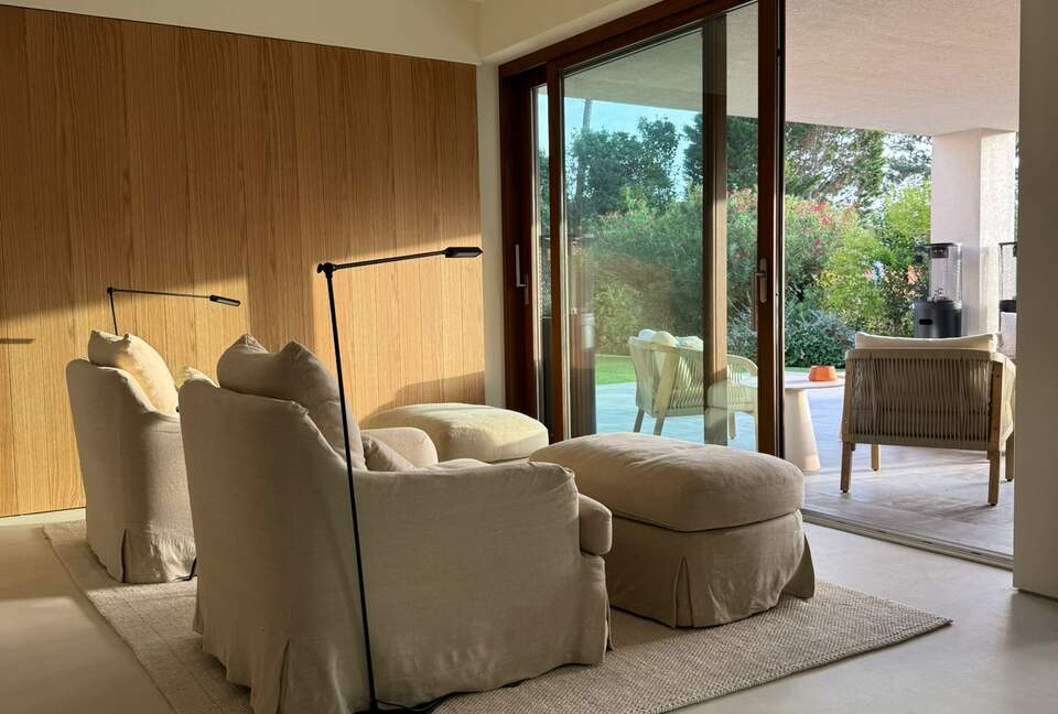 A Modern Villa with Garden Elegance - Colares, Portugal