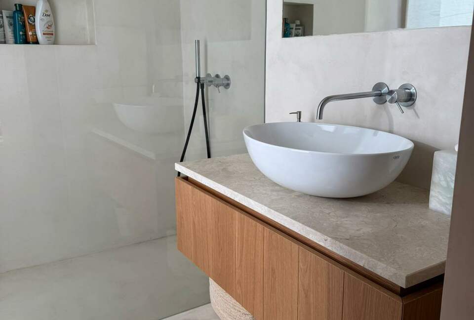 A Modern Villa with Garden Elegance - Colares, Portugal