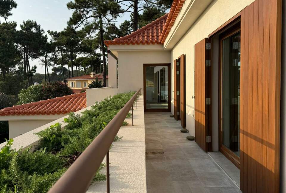 A Modern Villa with Garden Elegance - Colares, Portugal