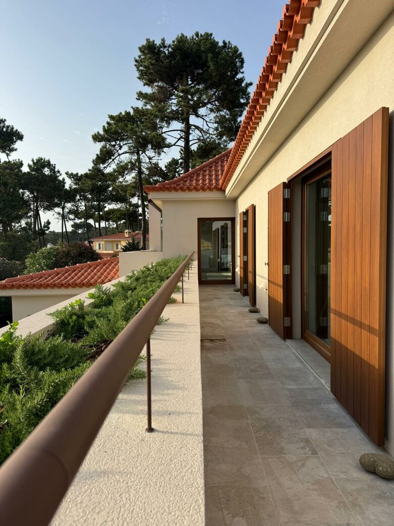 A Modern Villa with Garden Elegance - Colares, Portugal