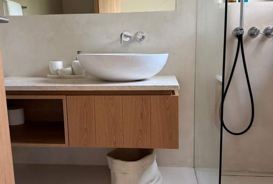 A Modern Villa with Garden Elegance - Colares, Portugal