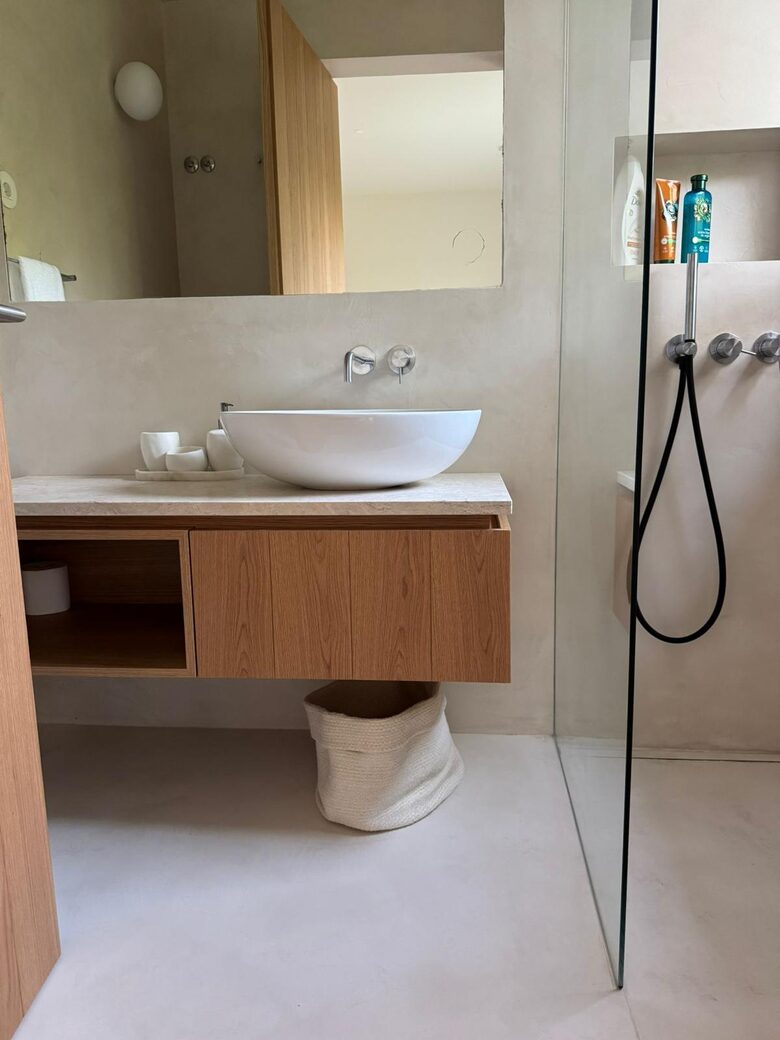 A Modern Villa with Garden Elegance - Colares, Portugal