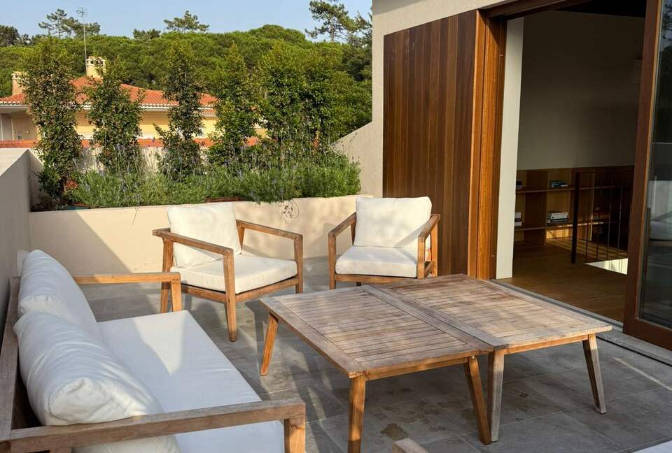 A Modern Villa with Garden Elegance - Colares, Portugal