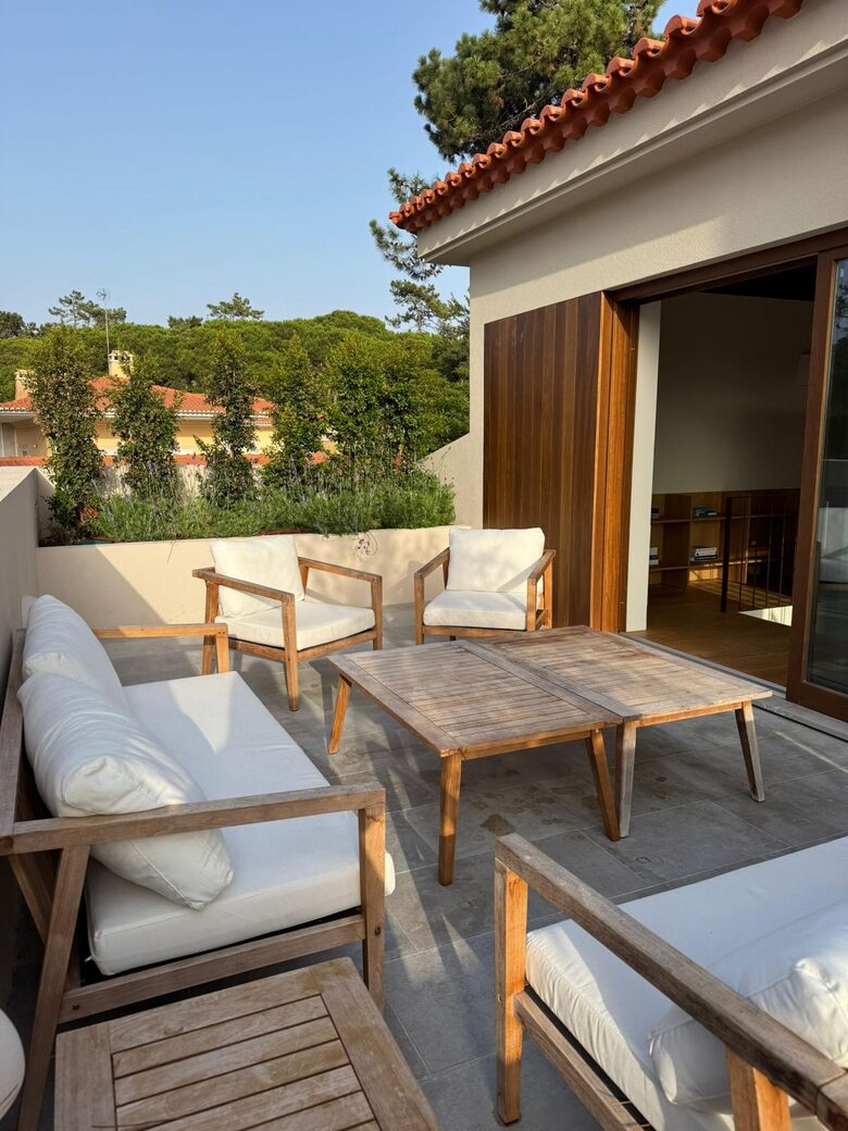 A Modern Villa with Garden Elegance - Colares, Portugal