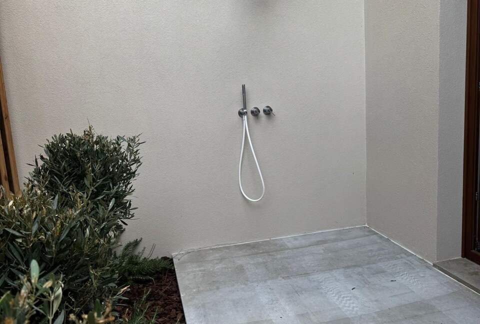 A Modern Villa with Garden Elegance - Colares, Portugal