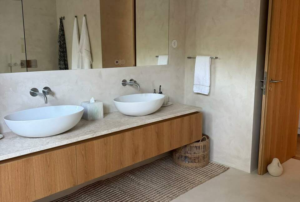 A Modern Villa with Garden Elegance - Colares, Portugal