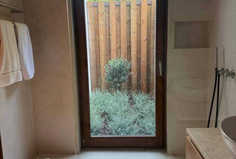 A Modern Villa with Garden Elegance - Colares, Portugal