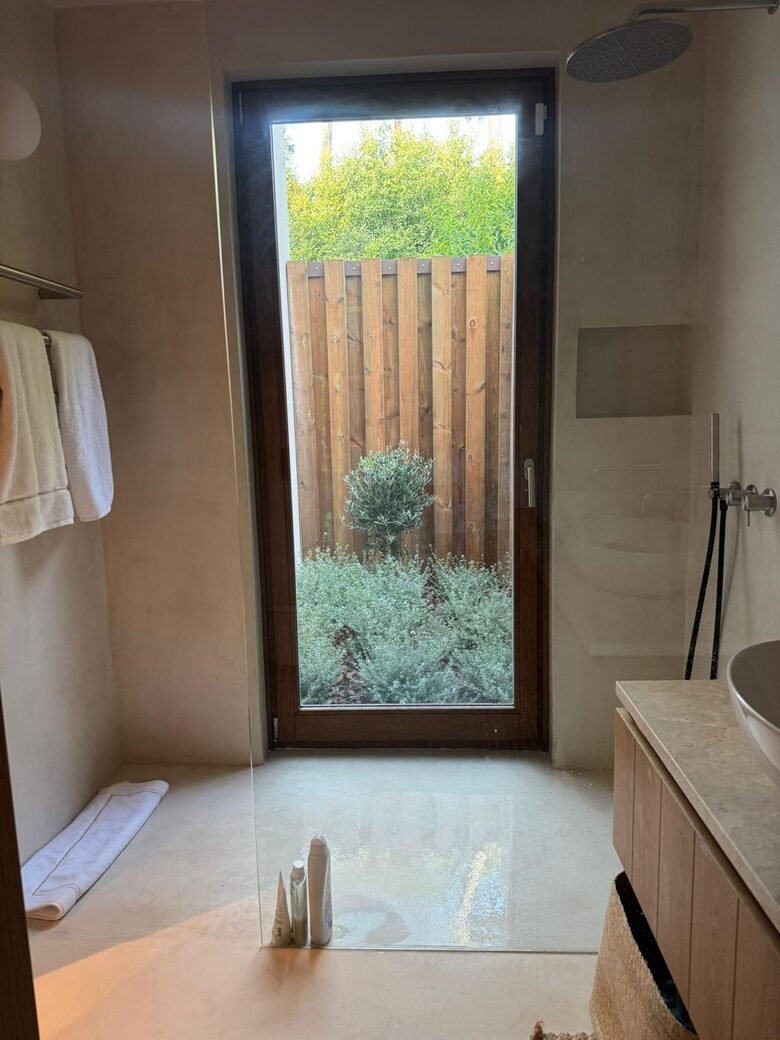 A Modern Villa with Garden Elegance - Colares, Portugal