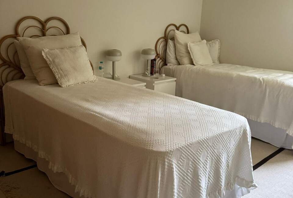 A Modern Villa with Garden Elegance - Colares, Portugal