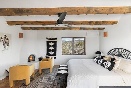 Desert Sanctuary with Designer Touches - Santa Fe, New Mexico