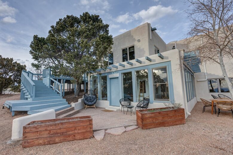 Desert Sanctuary with Designer Touches - Santa Fe, New Mexico