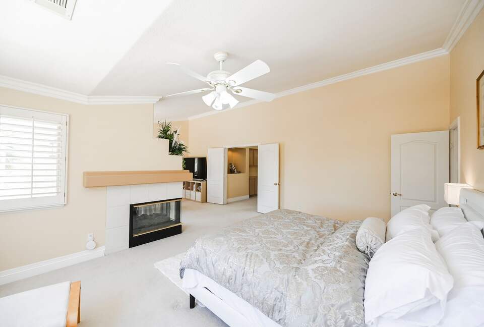 Refined Six-Bedroom Retreat Minutes from the Strip - Las Vegas, Nevada