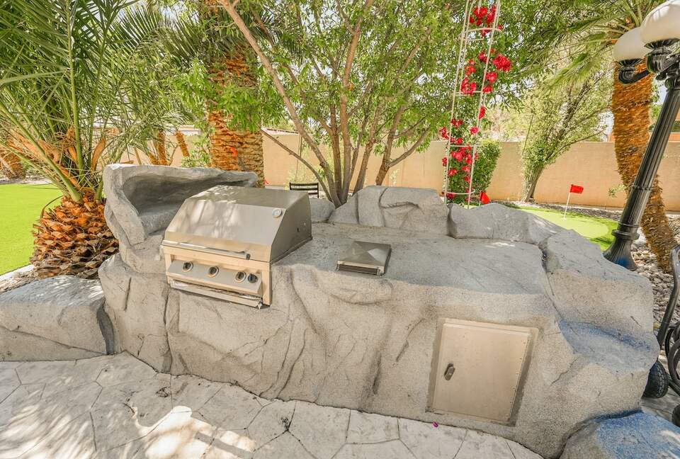 Refined Six-Bedroom Retreat Minutes from the Strip - Las Vegas, Nevada