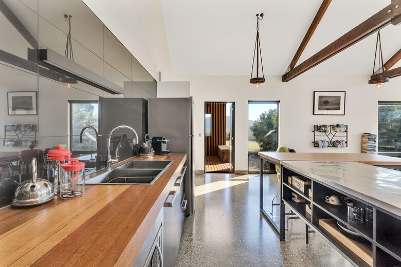 Hillside Retreat Among a Premier Tasmanian Olive Grove - Kellevie, Australia