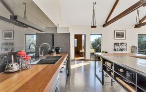 Hillside Retreat Among a Premier Tasmanian Olive Grove - Kellevie, Australia