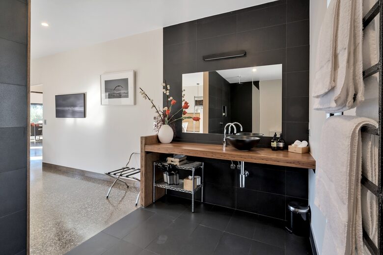 Hillside Retreat Among a Premier Tasmanian Olive Grove - Kellevie, Australia