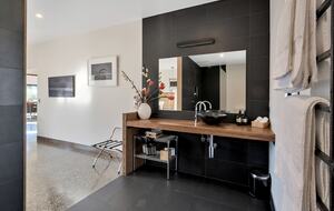 Hillside Retreat Among a Premier Tasmanian Olive Grove - Kellevie, Australia