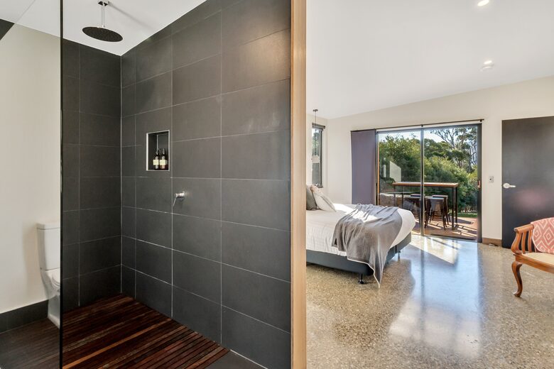 Hillside Retreat Among a Premier Tasmanian Olive Grove - Kellevie, Australia