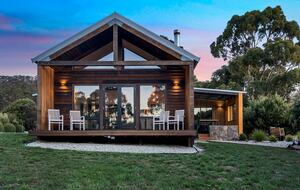 Hillside Retreat Among a Premier Tasmanian Olive Grove - Kellevie, Australia