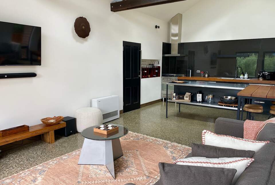 Hillside Retreat Among a Premier Tasmanian Olive Grove - Kellevie, Australia