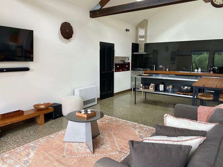 Hillside Retreat Among a Premier Tasmanian Olive Grove - Kellevie, Australia