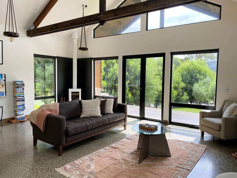 Hillside Retreat Among a Premier Tasmanian Olive Grove - Kellevie, Australia