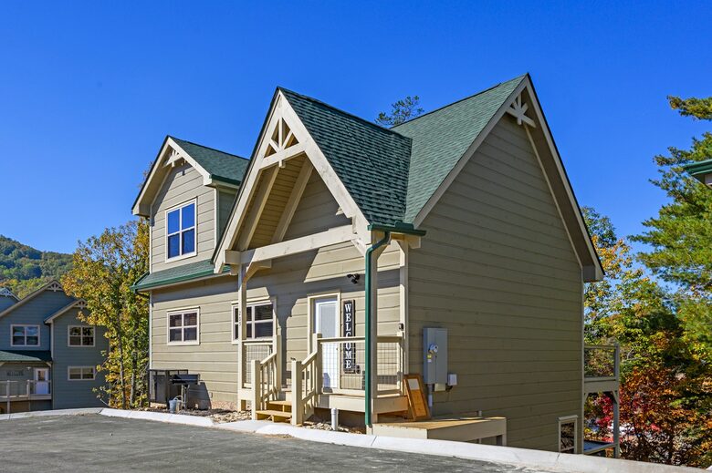 Quintess Collection - Honeybee - Pigeon Forge, Tennessee