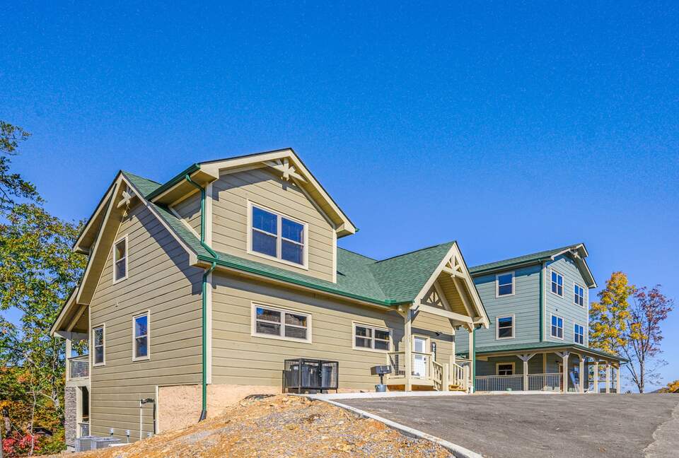 Quintess Collection - Honeybee - Pigeon Forge, Tennessee