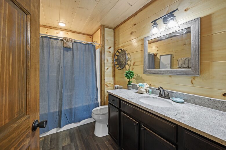 Quintess Collection - Honeybee - Pigeon Forge, Tennessee