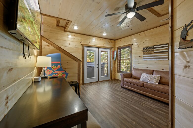 Quintess Collection - Honeybee - Pigeon Forge, Tennessee