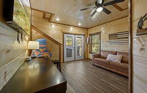 Quintess Collection - Honeybee - Pigeon Forge, Tennessee