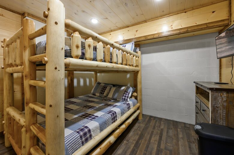 Quintess Collection - Honeybee - Pigeon Forge, Tennessee