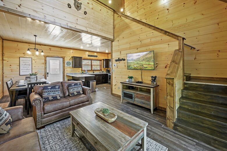 Quintess Collection - Honeybee - Pigeon Forge, Tennessee