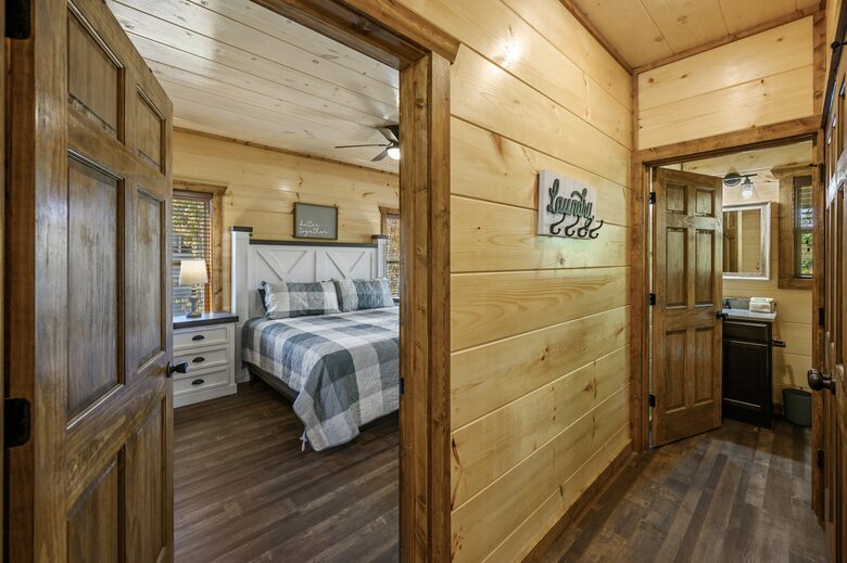 Quintess Collection - Honeybee - Pigeon Forge, Tennessee