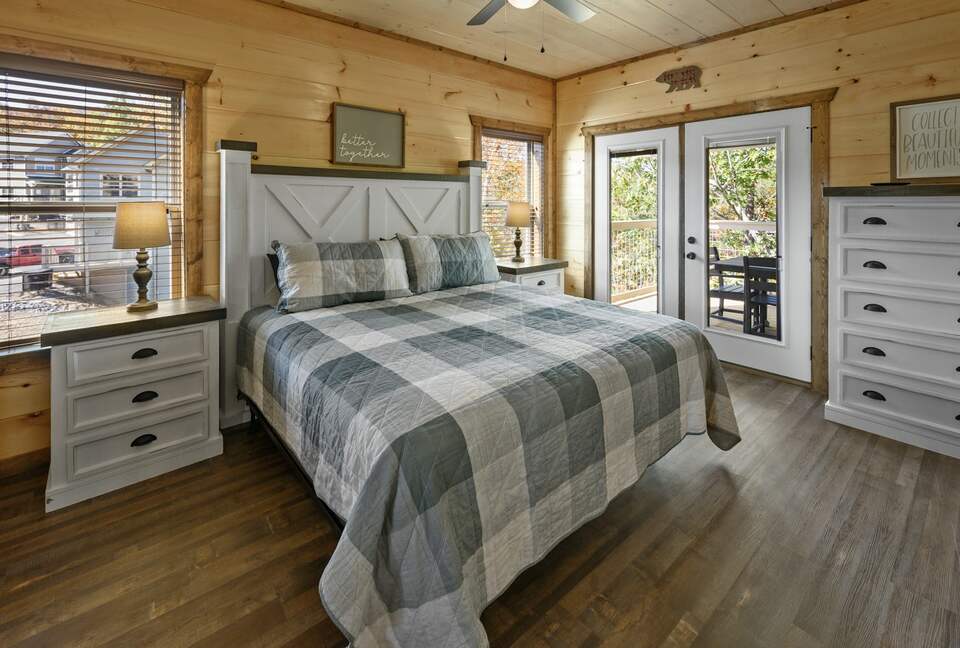 Quintess Collection - Honeybee - Pigeon Forge, Tennessee