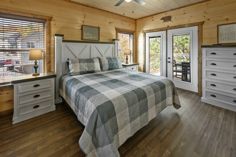 Quintess Collection - Honeybee - Pigeon Forge, Tennessee