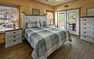 Quintess Collection - Honeybee - Pigeon Forge, Tennessee