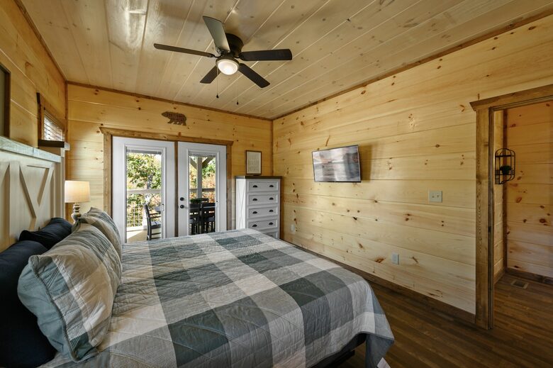 Quintess Collection - Honeybee - Pigeon Forge, Tennessee