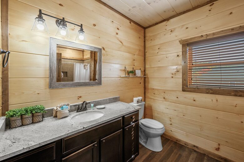 Quintess Collection - Honeybee - Pigeon Forge, Tennessee