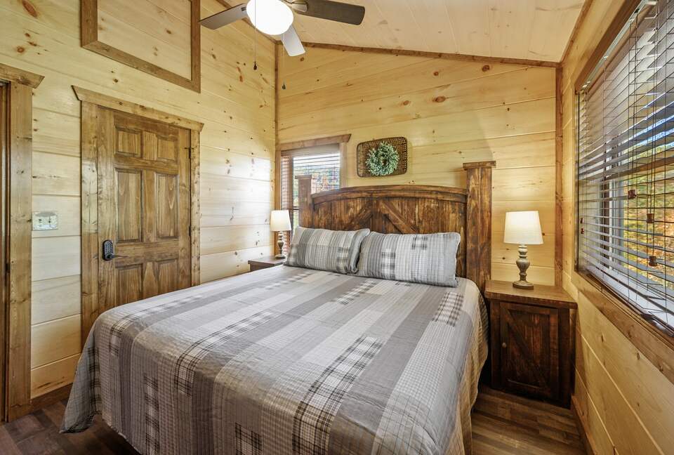 Quintess Collection - Honeybee - Pigeon Forge, Tennessee