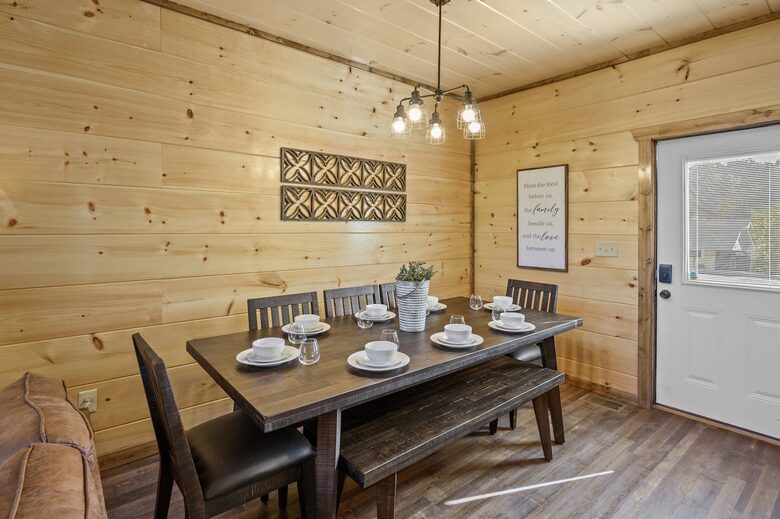 Quintess Collection - Honeybee - Pigeon Forge, Tennessee