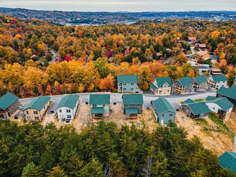 Quintess Collection - Honeybee - Pigeon Forge, Tennessee