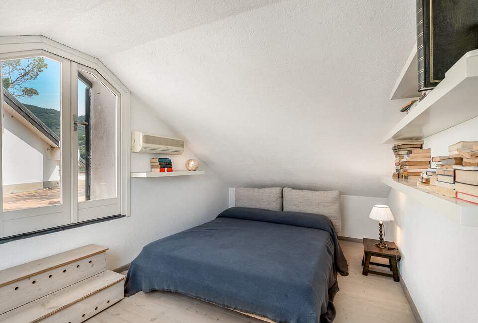 Refined Coastal Retreat with Panoramic Views - Moneglia, Italy