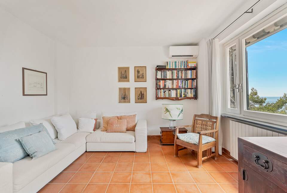 Refined Coastal Retreat with Panoramic Views - Moneglia, Italy