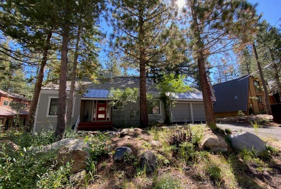 Sleeping Bear Cabin | Forest View Mountain Retreat in Truckee - Truckee, California