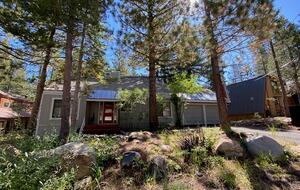 Sleeping Bear Cabin | Forest View Mountain Retreat in Truckee - Truckee, California